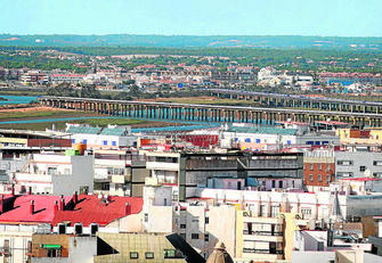 Vista aérea de Huelva y Corrales, ambos municipios del área metropolitana.