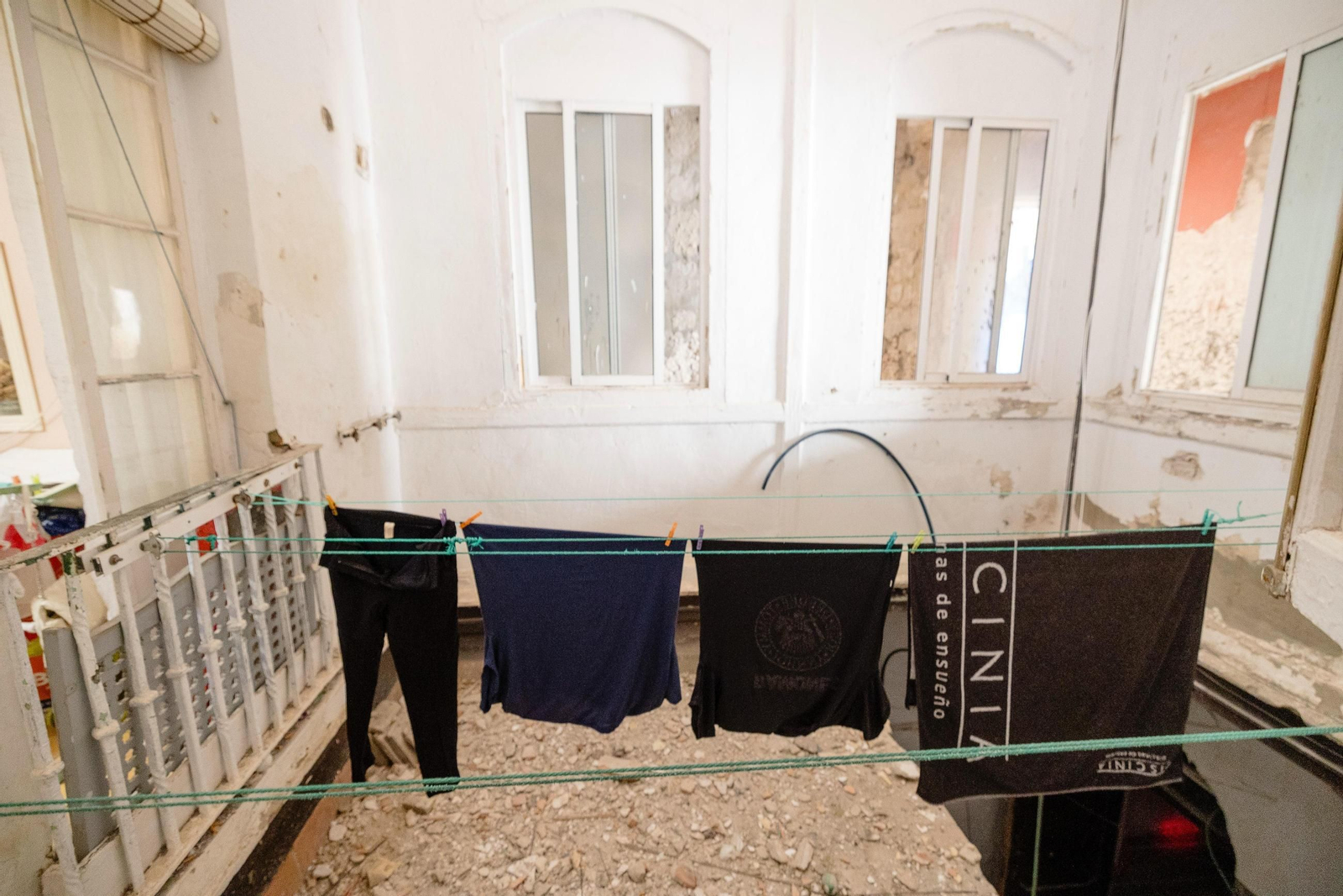 Estado del patio donde tiene que tender Pepa, lleno descombros, en una imagen tomada desde su casa. Estado del patio donde tiene que tender Pepa, lleno descombros, en una imagen tomada desde su casa.