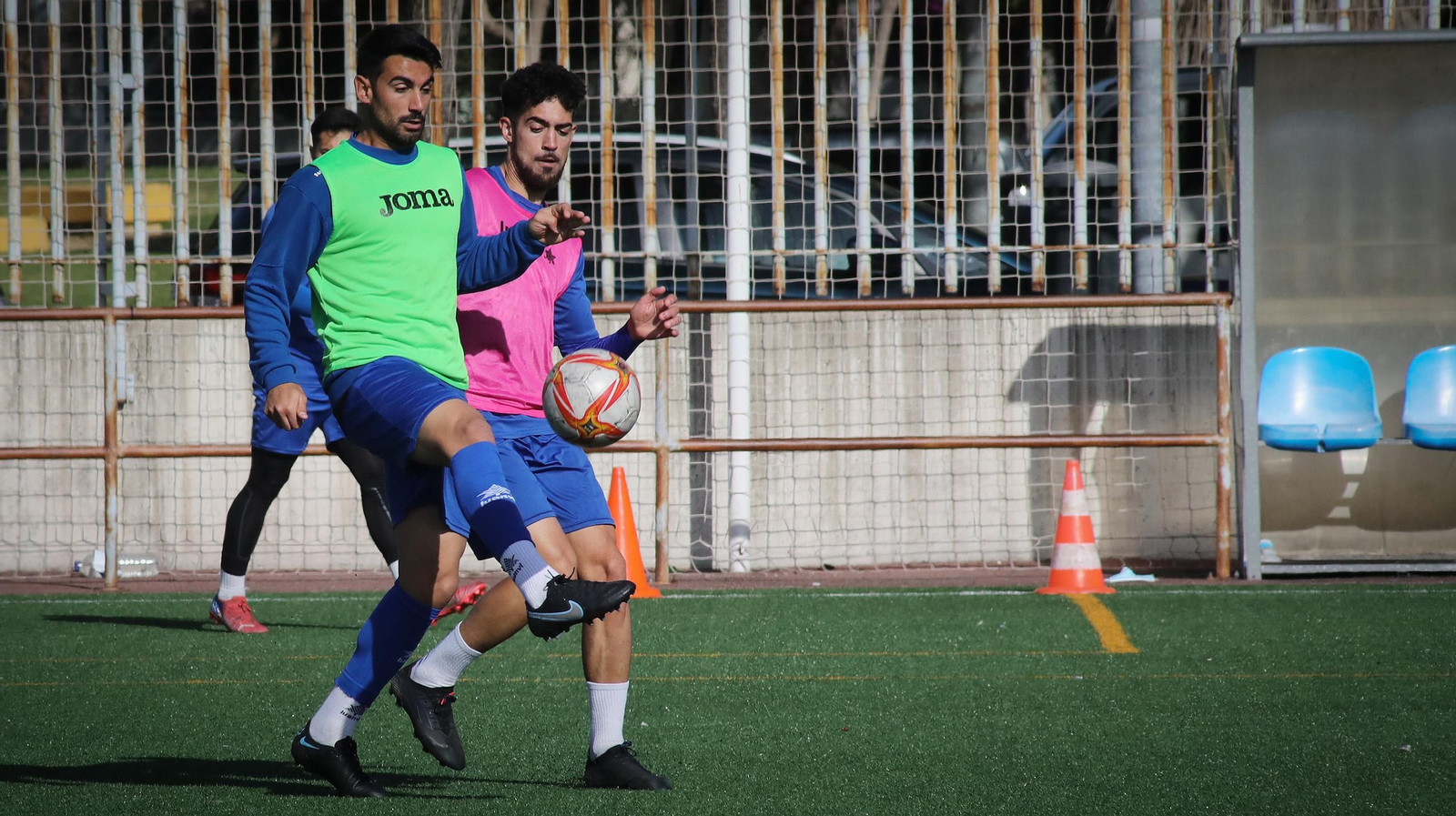 Adri golpea el balón ante Iván Navarro. Adri golpea el balón ante Iván Navarro.