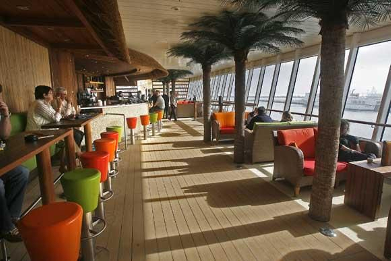 El 'Aidablu' es el primero de los 300 buques de este tipo que atracarán este año en el Puerto de Cádiz

Foto: Joaquin Pino