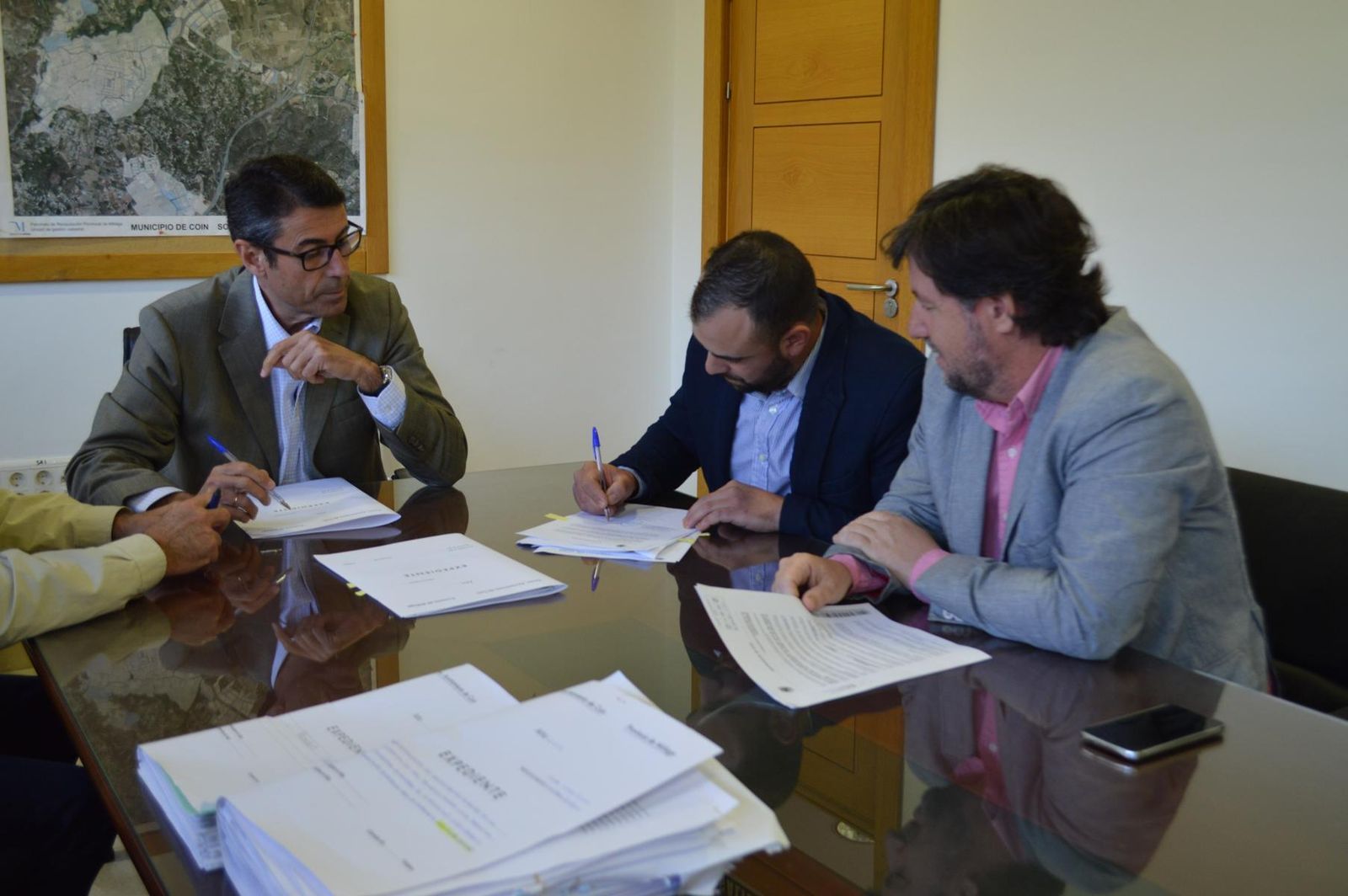 La firma del acuerdo, ayer.