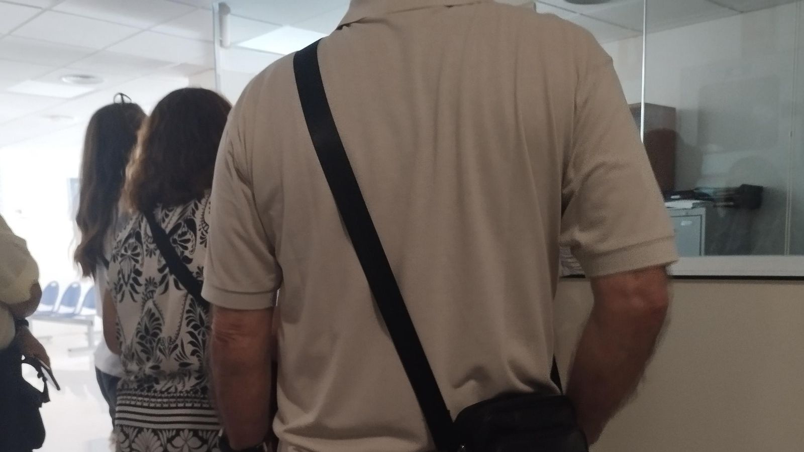 Usuarios en el CARE este lunes intentando tener información sobre sus citas.