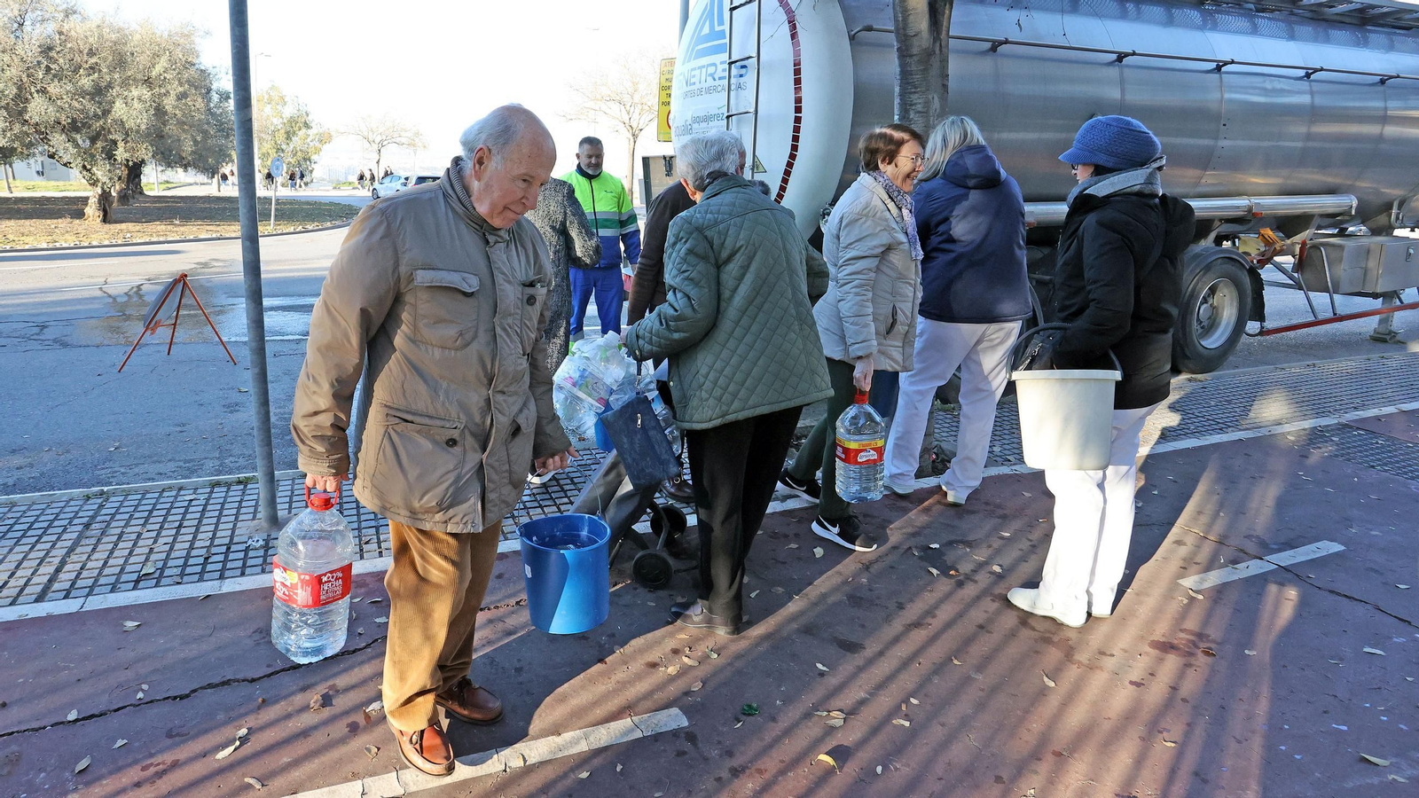 Imágenes del reparto de agua en Vallesequillo