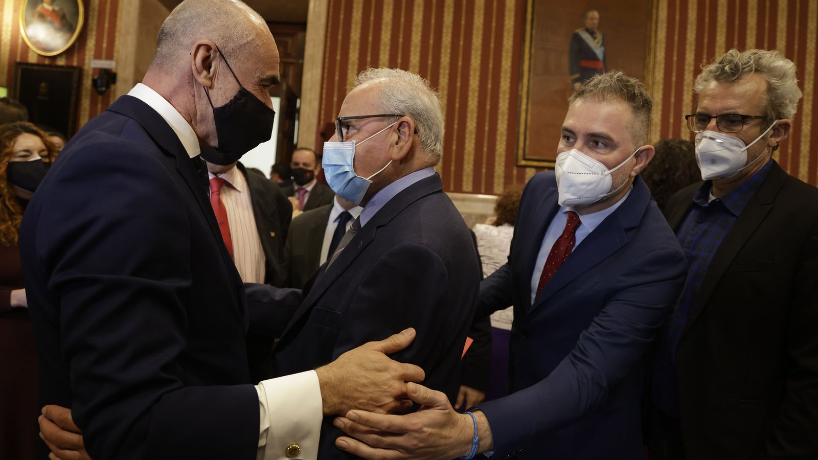 El nuevo alcalde es saludado por Alfonso Guerra.