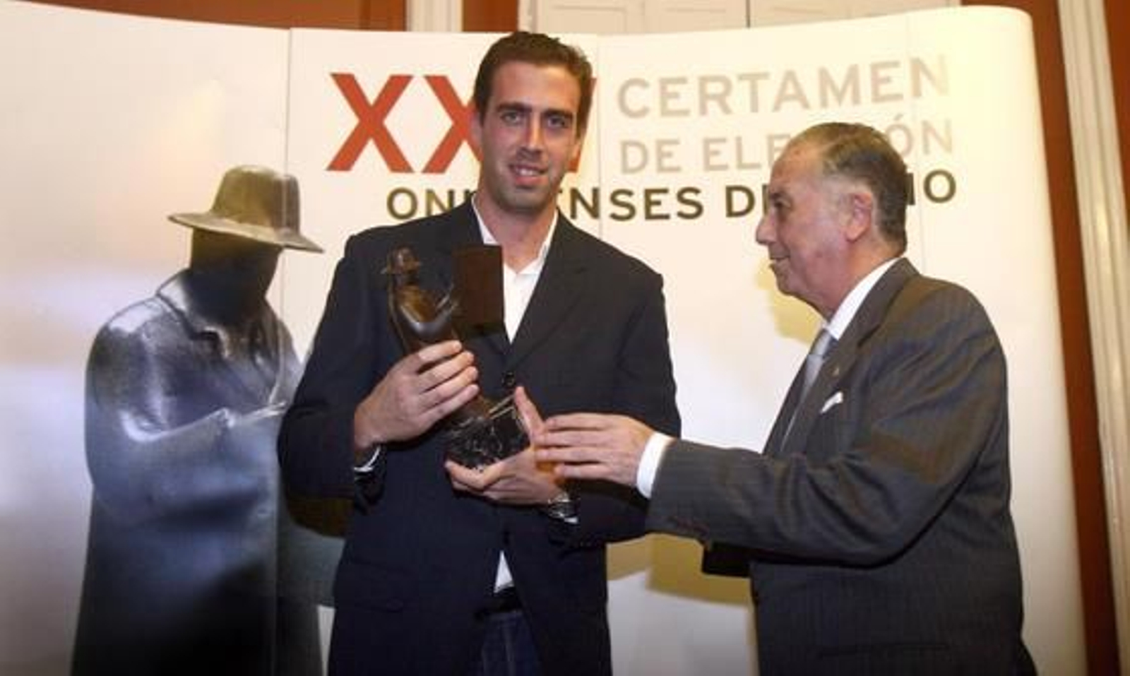 El guardameta moguereño José Manuel Sierra no pudo recoger en persona el premio, al residir en París, donde juega con el PSG. El subdelegado del Gobierno en Huelva, Enrique Pérez Viguera, hizo entrega de la figura del lector a su hermano Cipriano. "Este es un premio que nos llena de orgullo a toda la familia", confesó.

Foto: Josue Correa