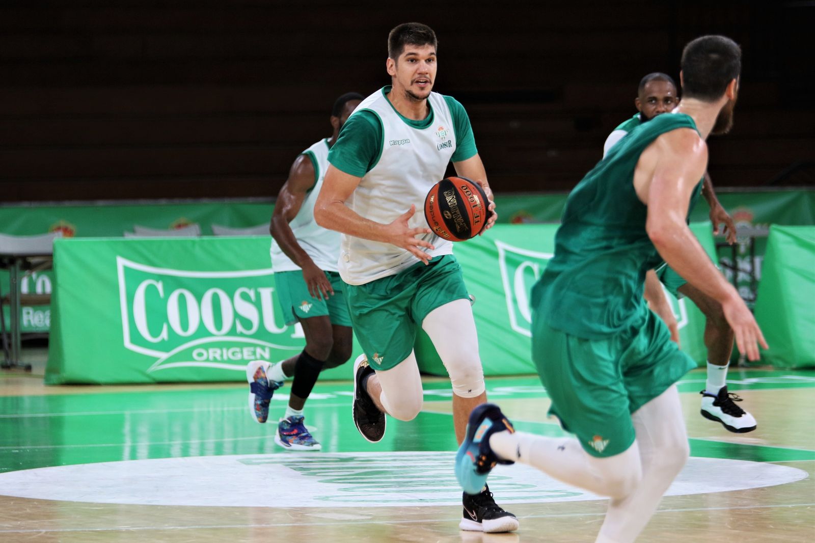 Marko Todorovic sube la pelota con decisión durante un entrenamiento en San Pablo.