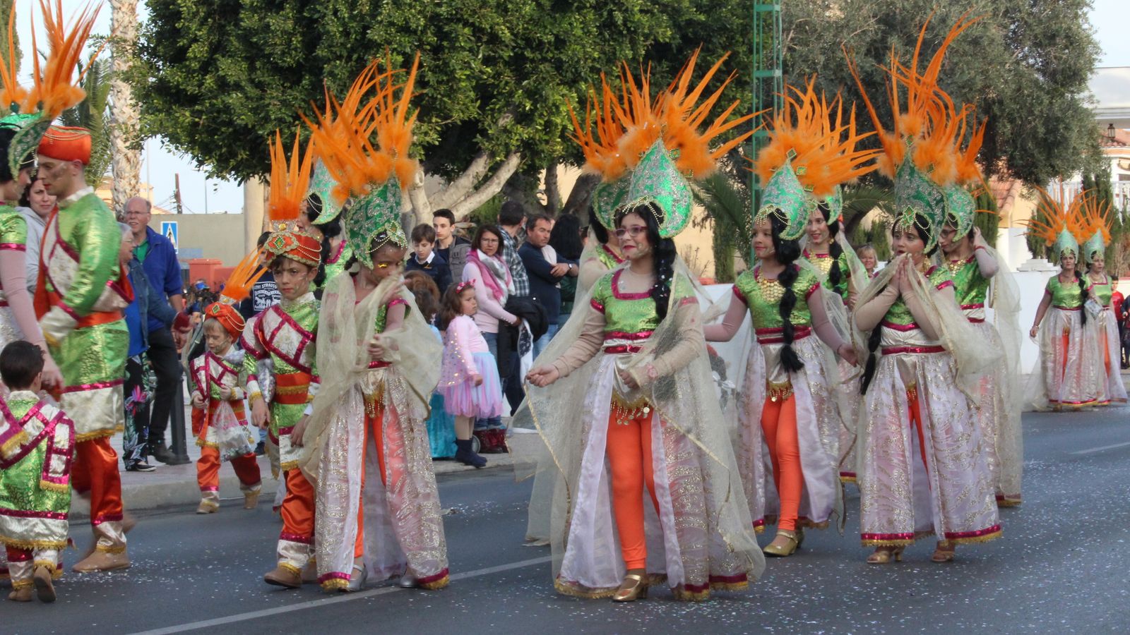 Una de las comparsas por las calles de Vera.