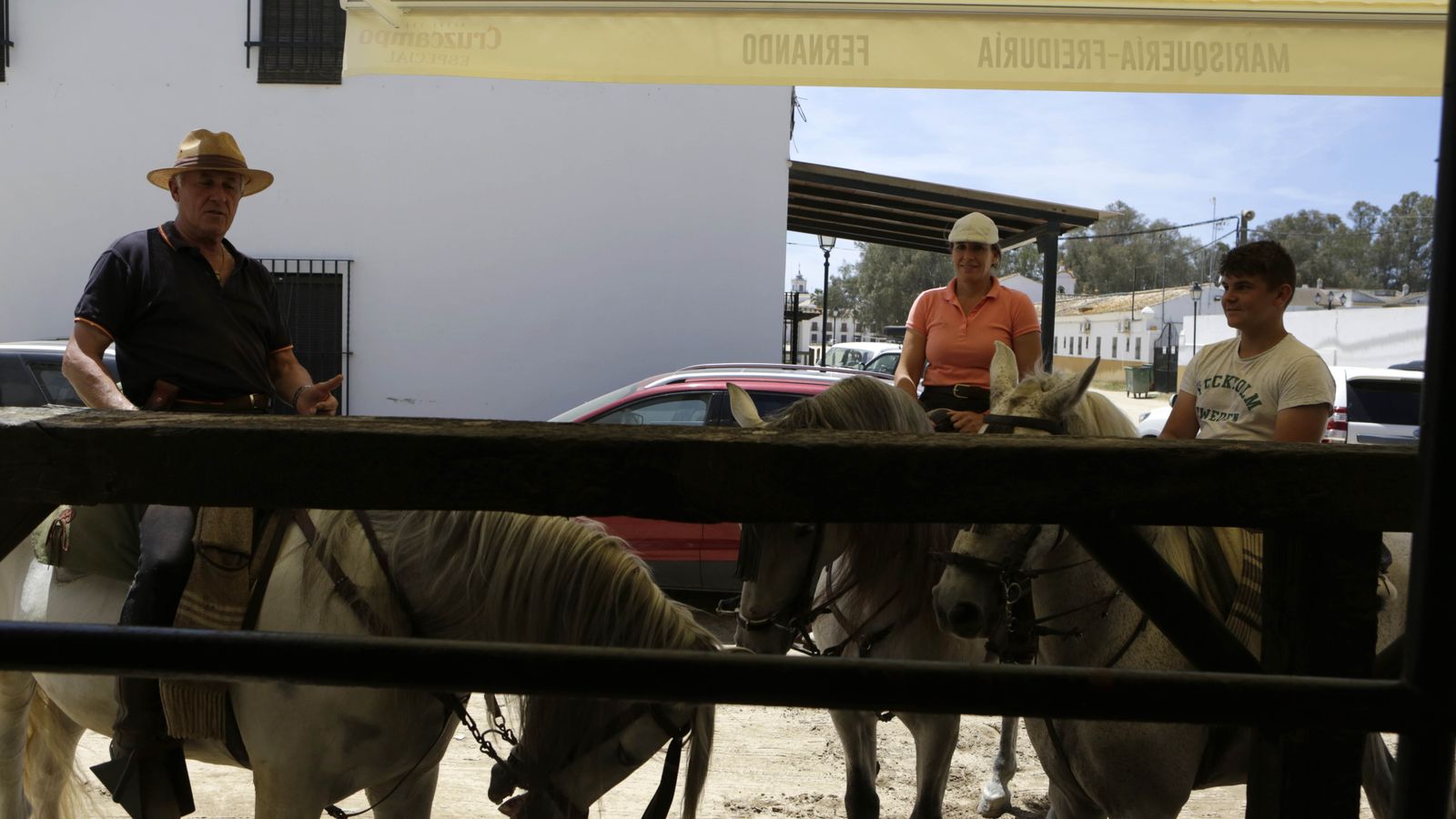 Imágenes de un viernes de Rocío sin romería