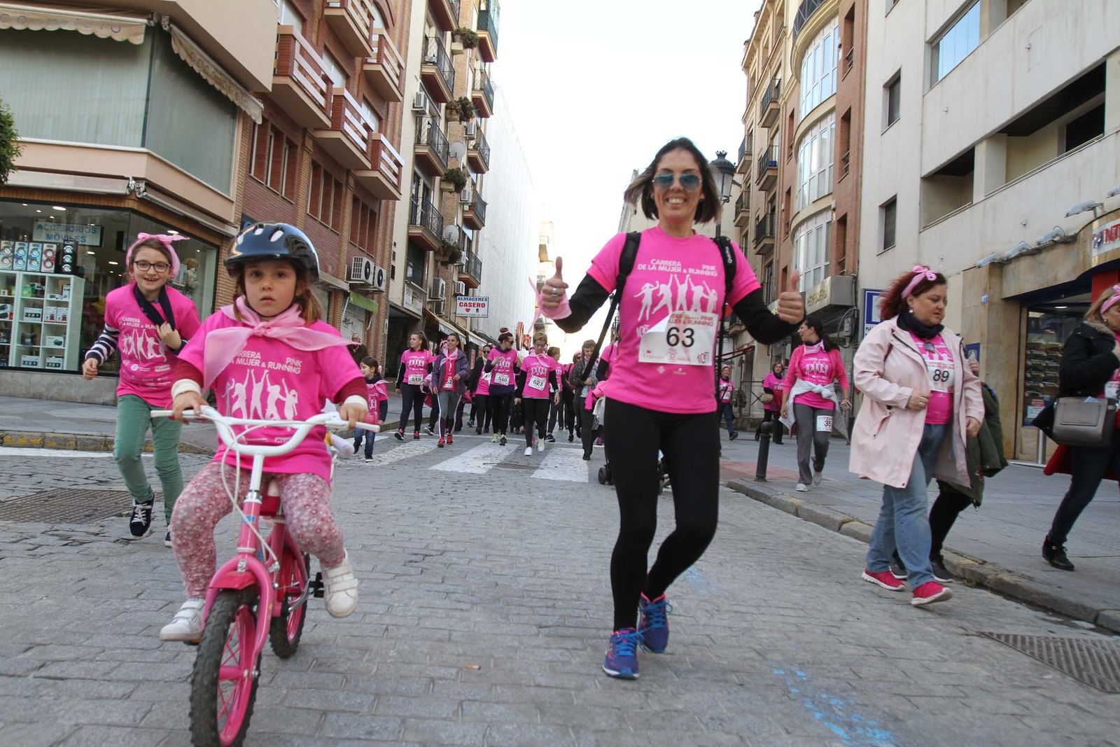 Imágenes de la Carrera contra el cáncer de mama de Huelva.