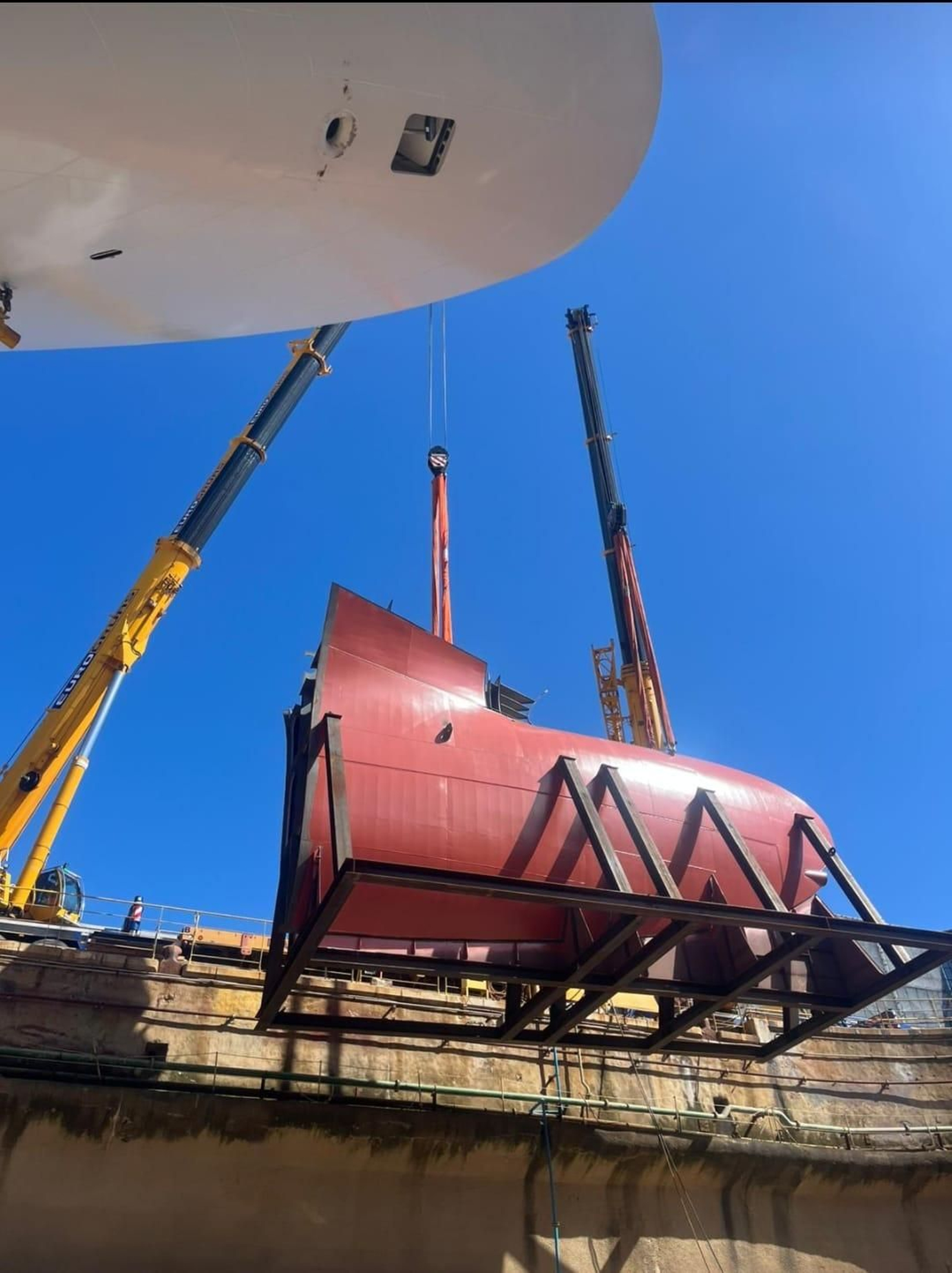 Una grúa acerca el bulbo hasta el navío..