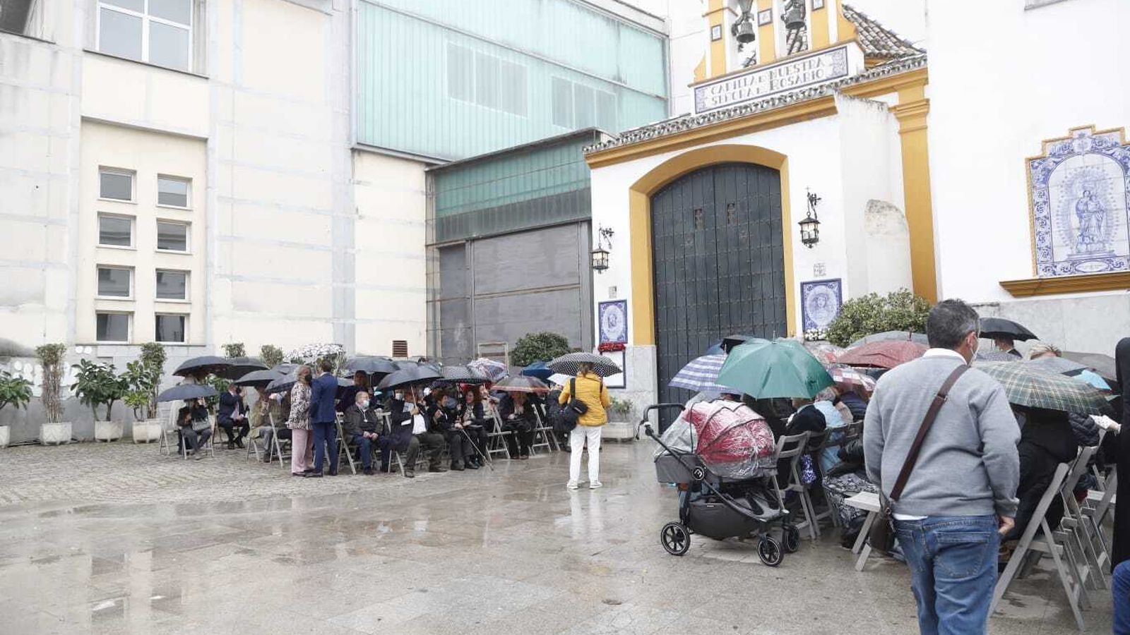 Llueve en la Capilla Dos de Mayo de Las Aguas