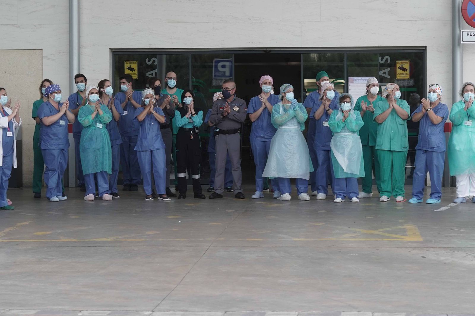 Aplauso sanitario a las puertas del Reina Sofía.