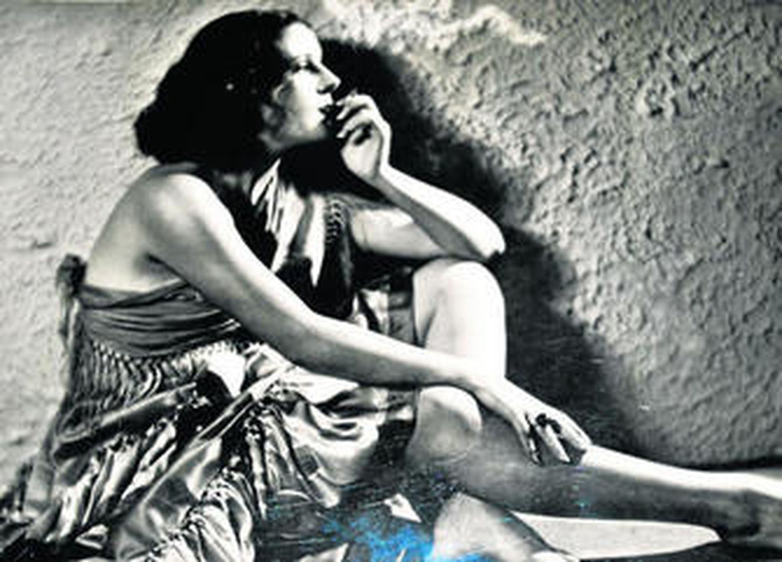 1. La sensualidad de Imperio Argentina en una imagen que define su poderío ante la cámara. 2. Fernando Luis Aisa, el  que fuera su secretario, muestra la casa donde vivió la artista. 3. El Goya de Honor que recibió Imperio Argentina en  1989. 4. Algunas de las fotografías de la artista. 5. Carteles de algunas de las películas en las que participó la actriz.