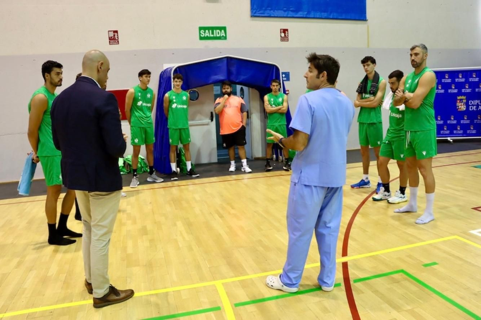 El dermatólogo explica a los deportistas este proyecto a nivel europeo.