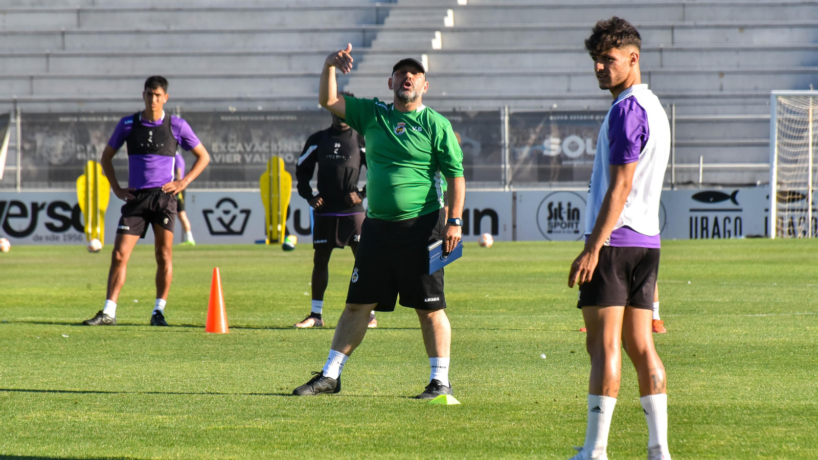 Fotos del primer entrenamiento de Víctor Basadre nuevo entrenador de la Balona