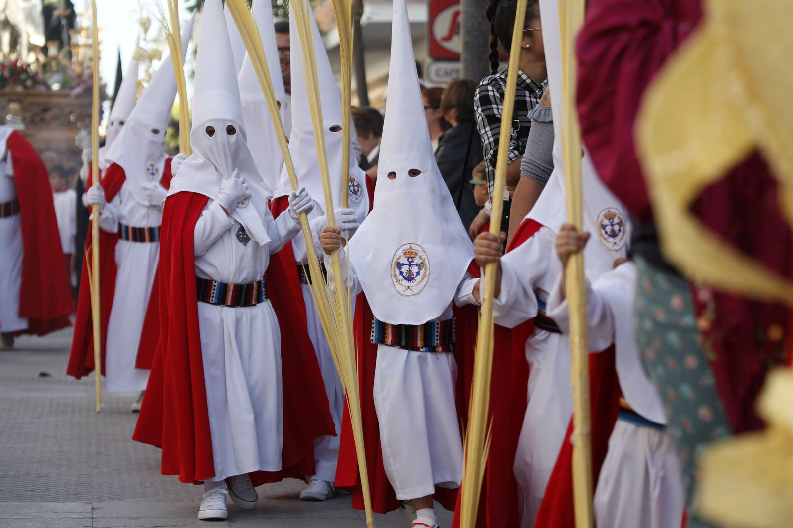 Nazarenos del cortejo de la Borriquita.