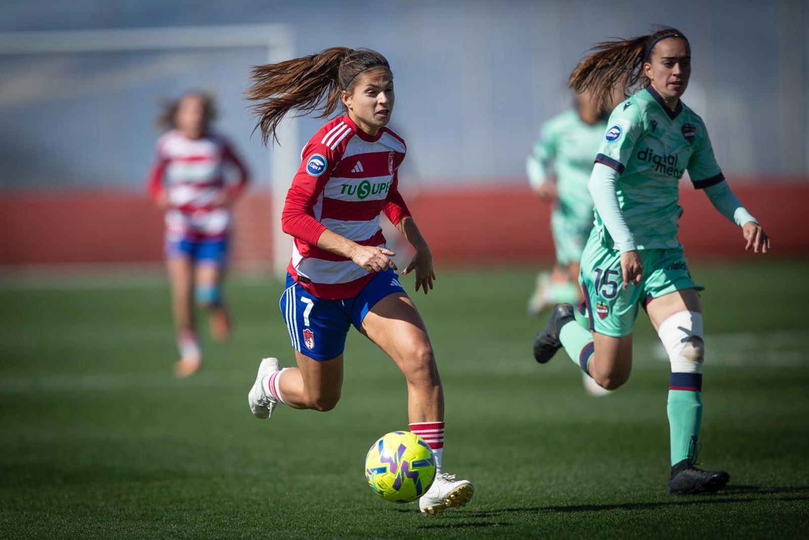 Laura Pérez, una de las mejores del partido, dirigiendo un ataque del Granada.