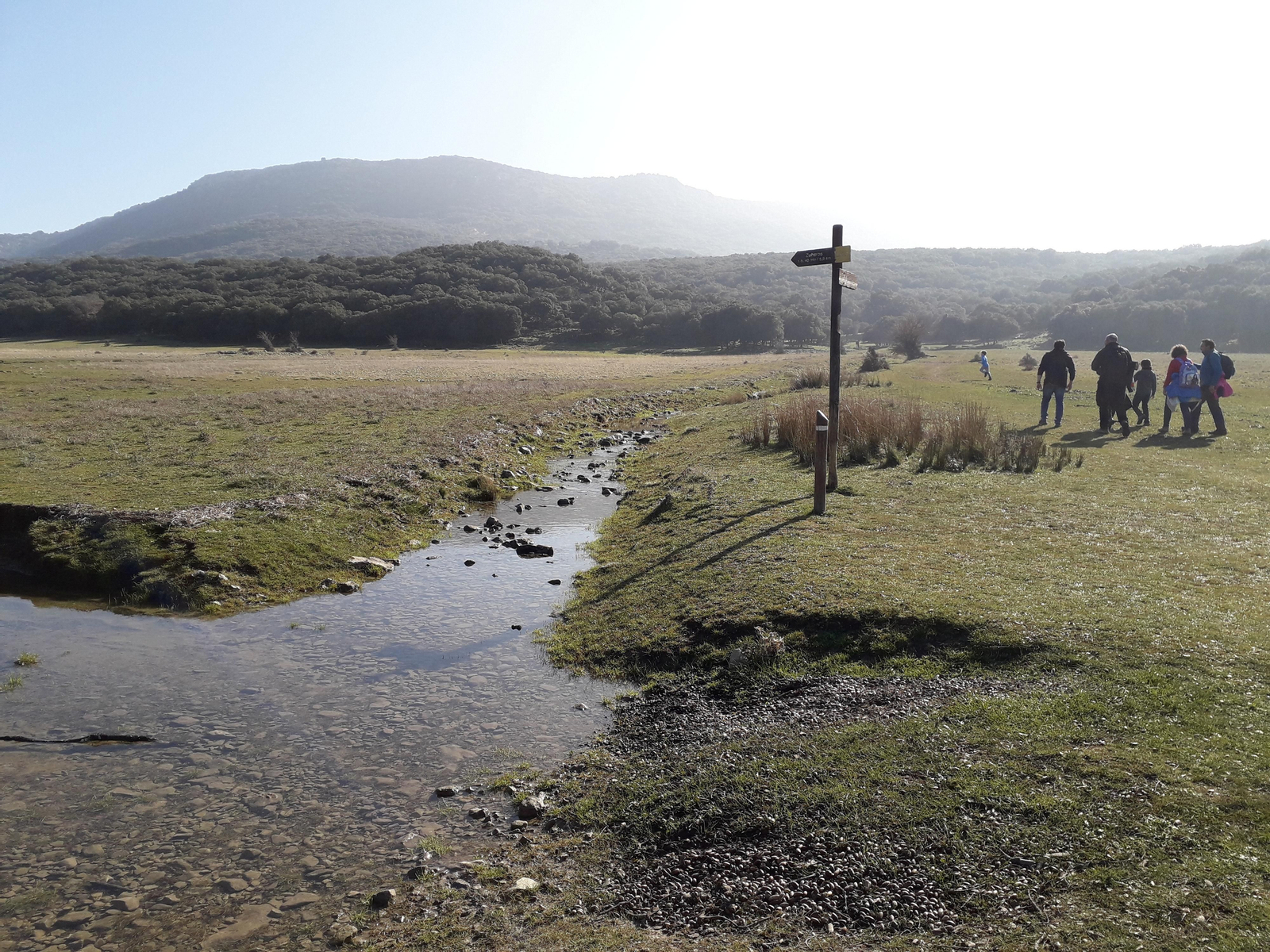 Unos excursionistas, en el sendero que lleva a Zuheros. Los ríos de Córdoba se llenan de vida
