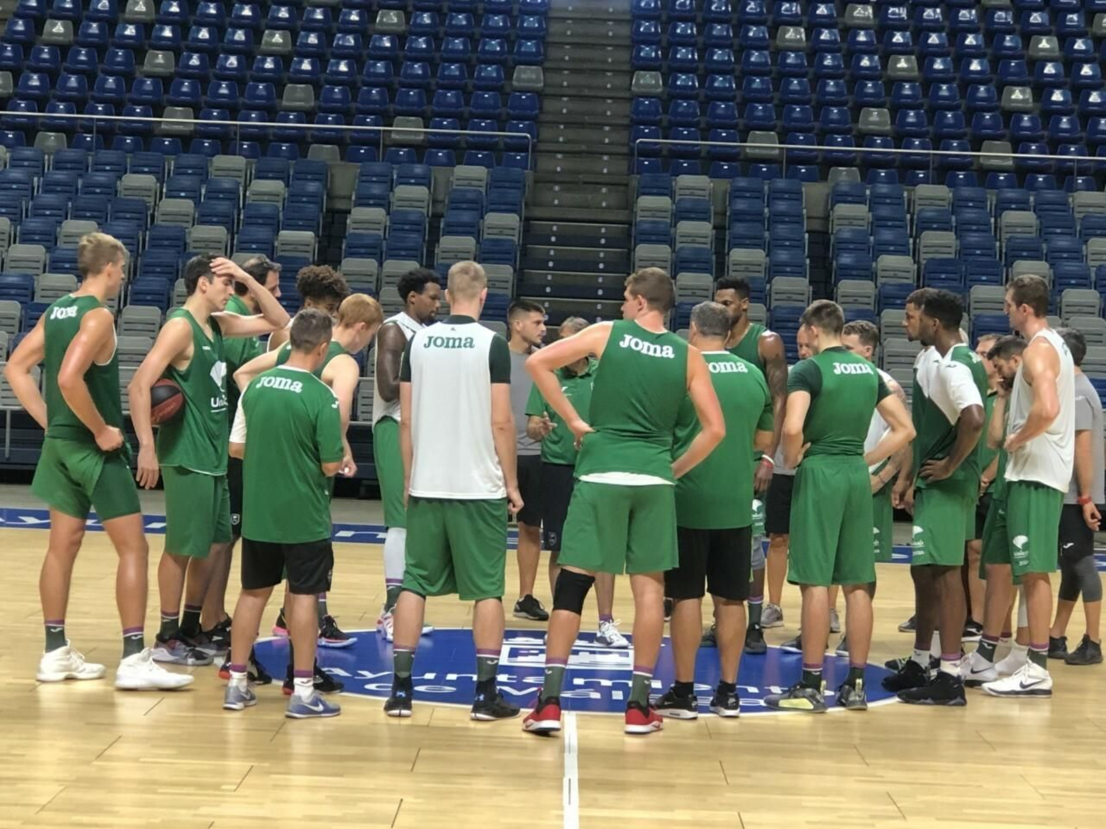 Luis Casimiro habla en el entrenamiento de hoy del Unicaja.