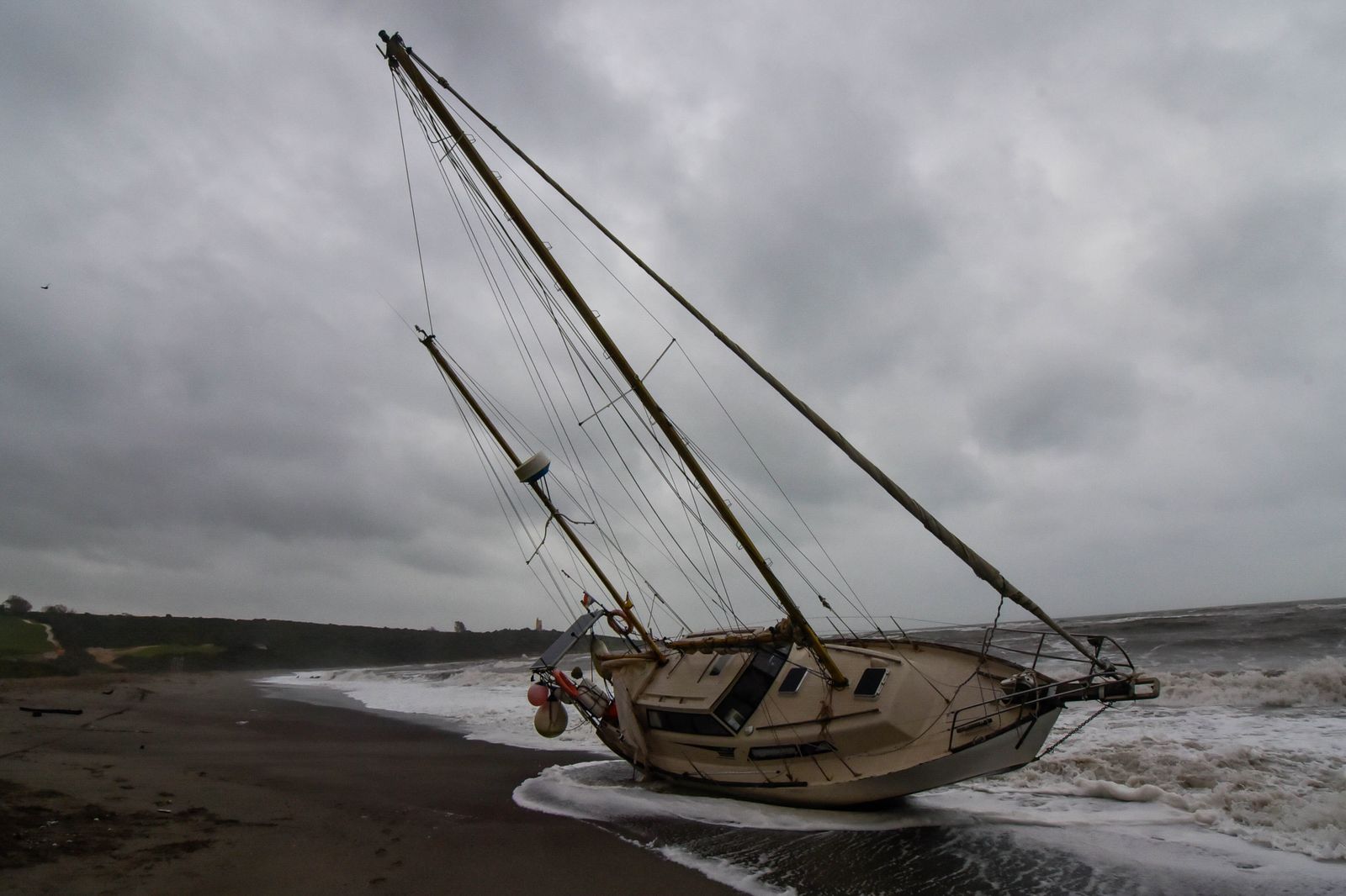 Velero varado en la playa de la Alcaidesa