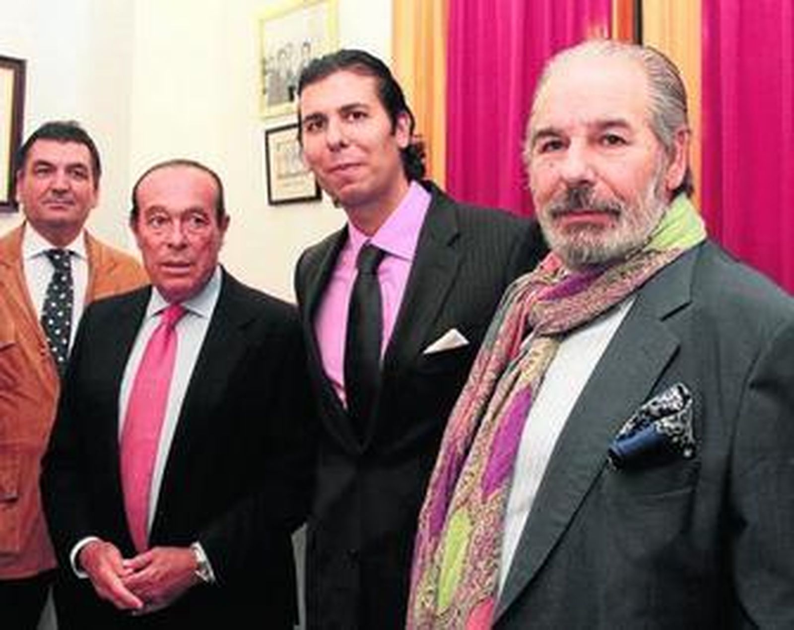 Curro Romero, Jesús Soto de Paula, y Rafael de Paula, a su llegada a la presentación.