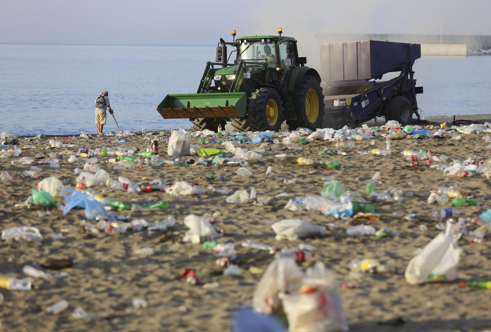Las fotos de la basura en las playas de Málaga tras San Juan