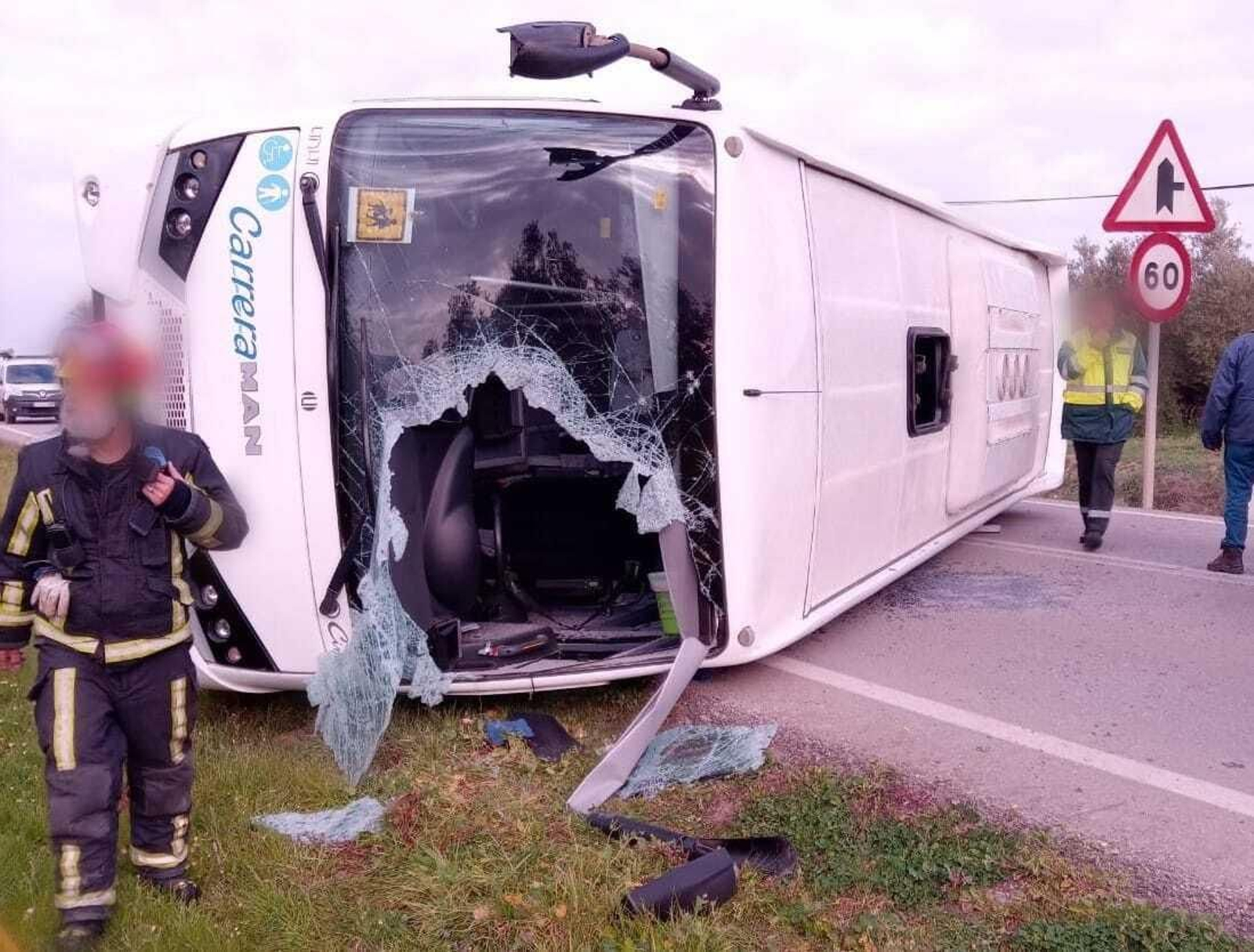 El autobús volcado en la carretera.
