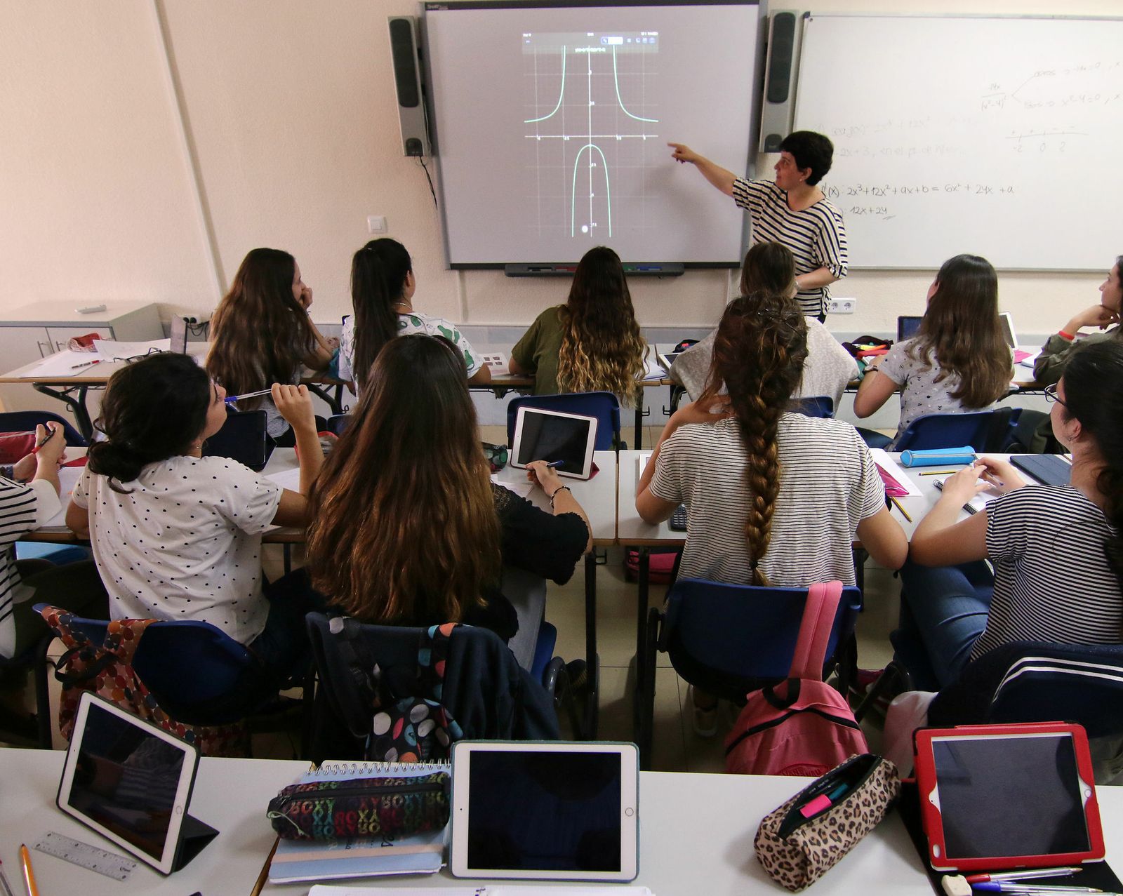 Una profesora imparte clase en un centro educativo.