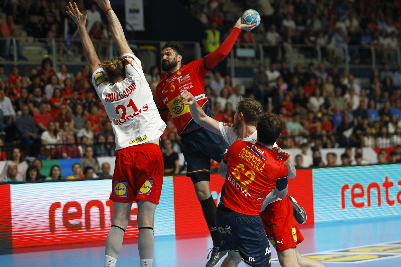 Imágenes del España-Dinamarca de la EHF Euro Cup de balonmano, en Almería