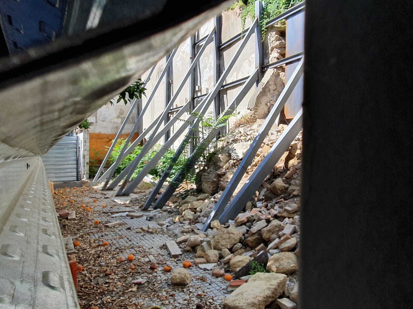 Interior de la zona vallada en la calle San Fernando.