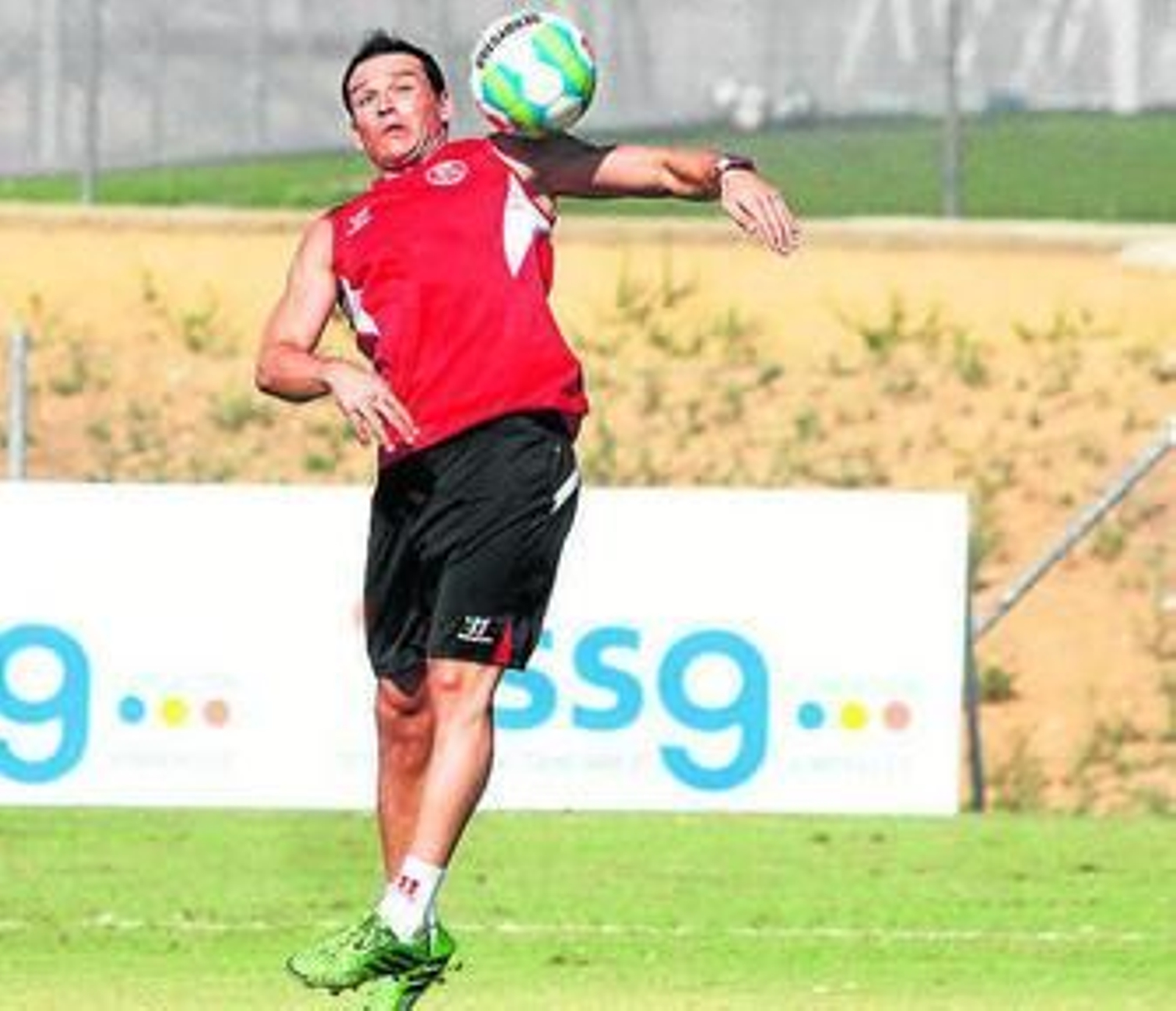 Trochowski trata de controlar un balón con el hombro.