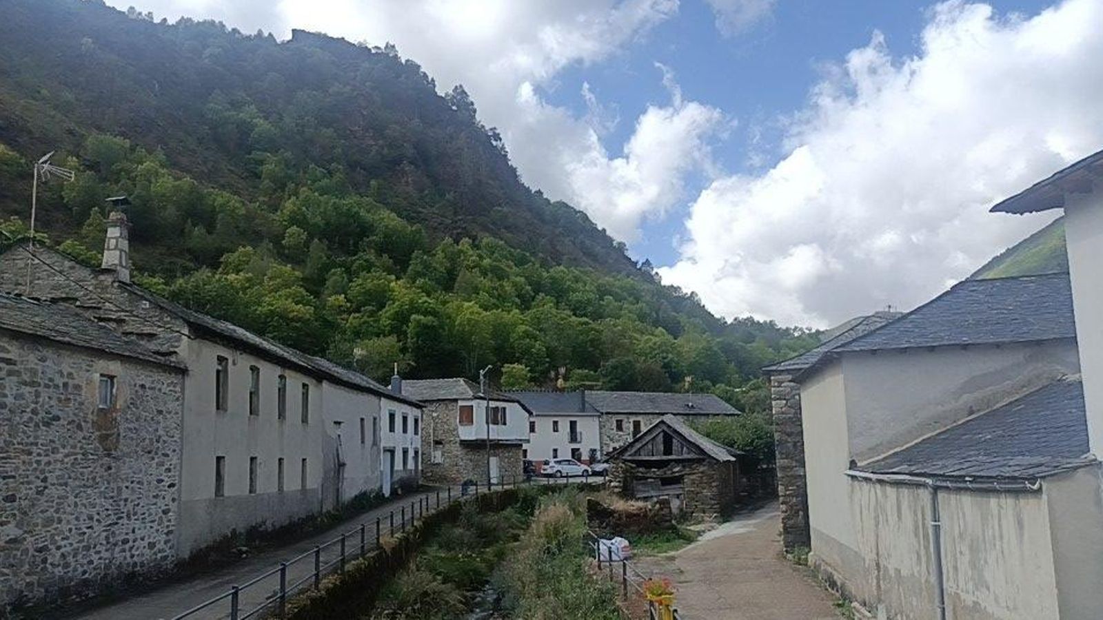 El valle se estrecha mucho en Fasgar.