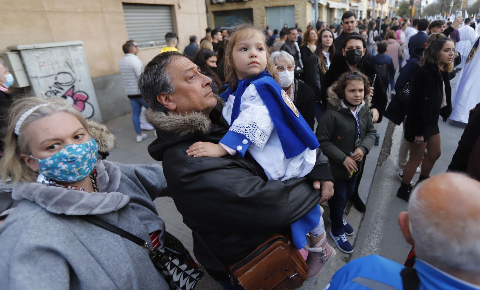 La Hermandad de la Sagrada Lanzada hace su estación de penitencia por las calles de Huelva