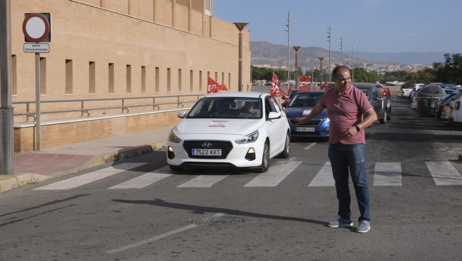 Así ha sido la caravana convocada por los sindicatos en Almería.