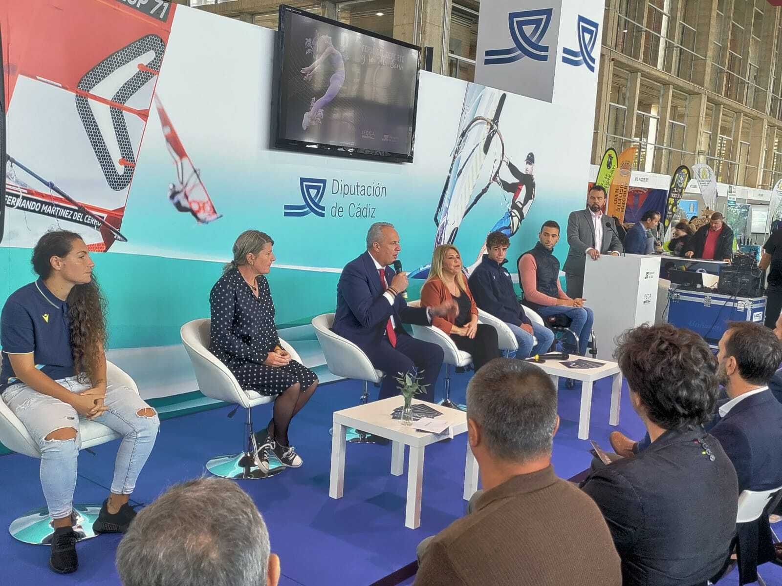 Ruiz Boix ha intervenido junto con la alcaldesa de Jerez, Mamen Sánchez, y varios deportistas de la provincia en la inauguración.