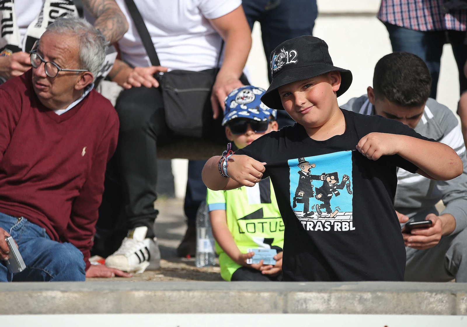 Fotos de la afición durante el Balona - Talavera en el estadio municipal de La Línea
