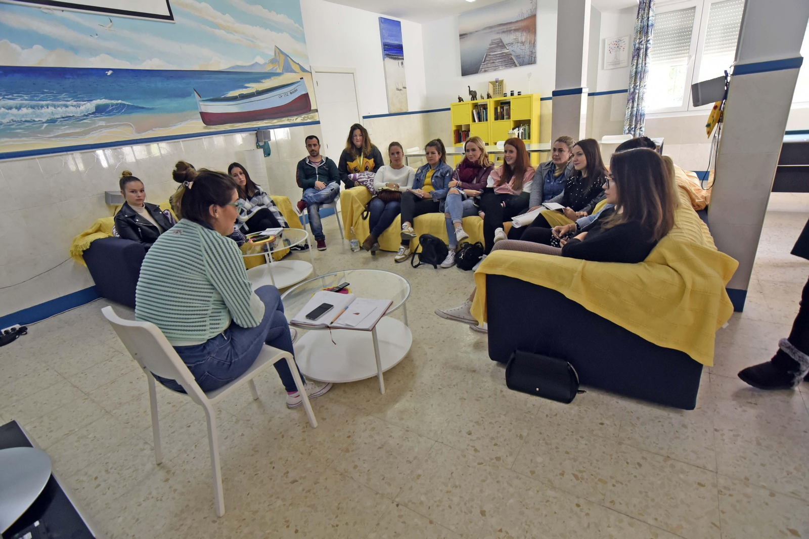 Begoña Arana,  presidenta de Nueva Hogar Betania, en una reunión de equipo en 2019