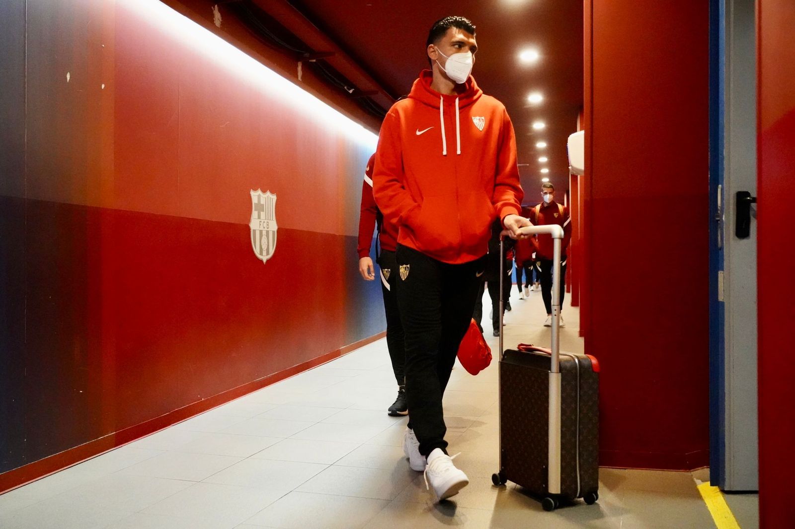 Rekik, novedad en el once del Sevilla, en el túnel de vestuarios del Camp Nou.