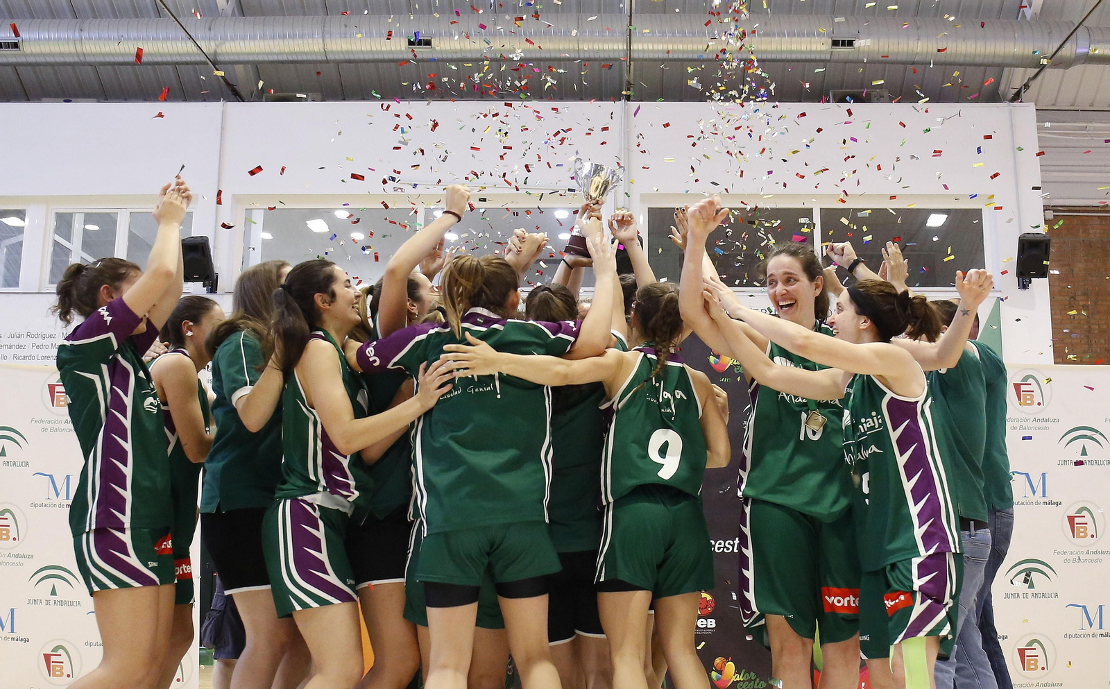 Las jugadoras del Unicaja Femenino celebran el ascenso.