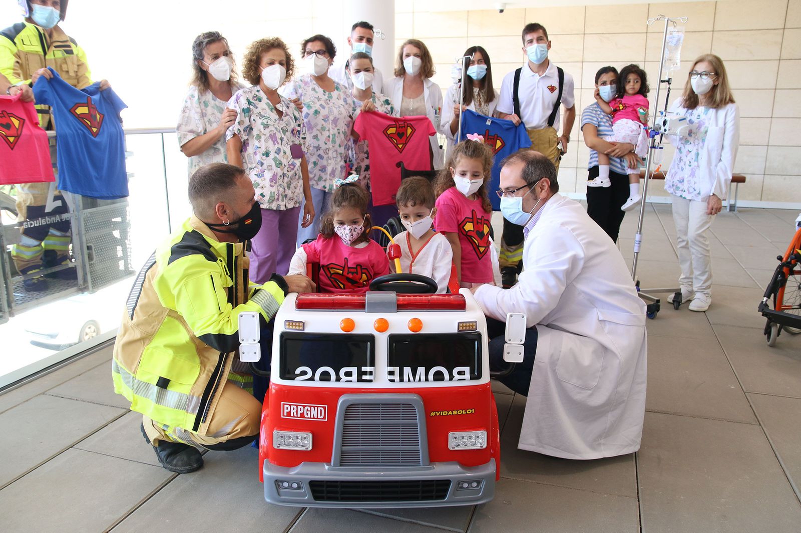 Fotogalería los bomberos de Almería regalan un cochecito eléctrico y camisetas a los niños hospitalizados de Torrecárdenas