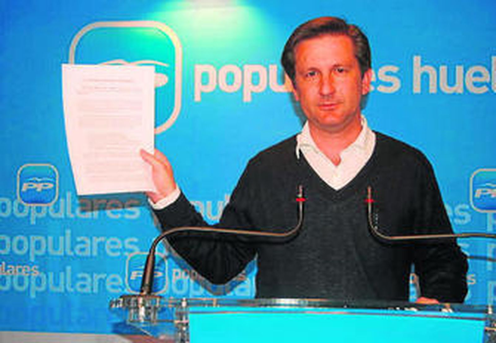 José Ramóm Gómez Cueli muestra la denuncia presentada.