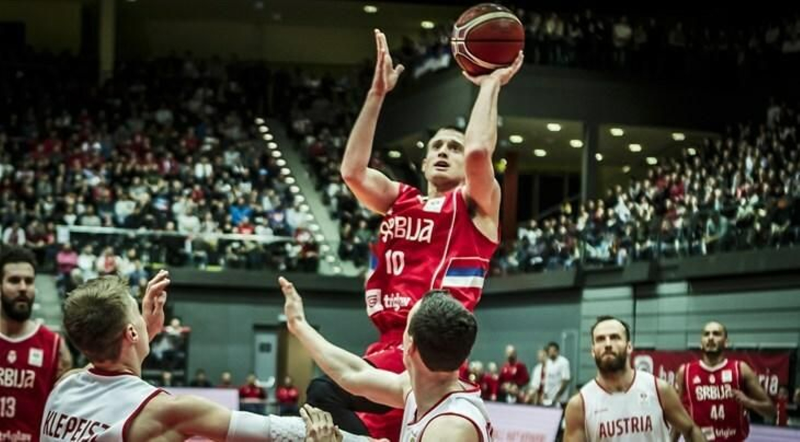 Avramovic lanza a canasta.