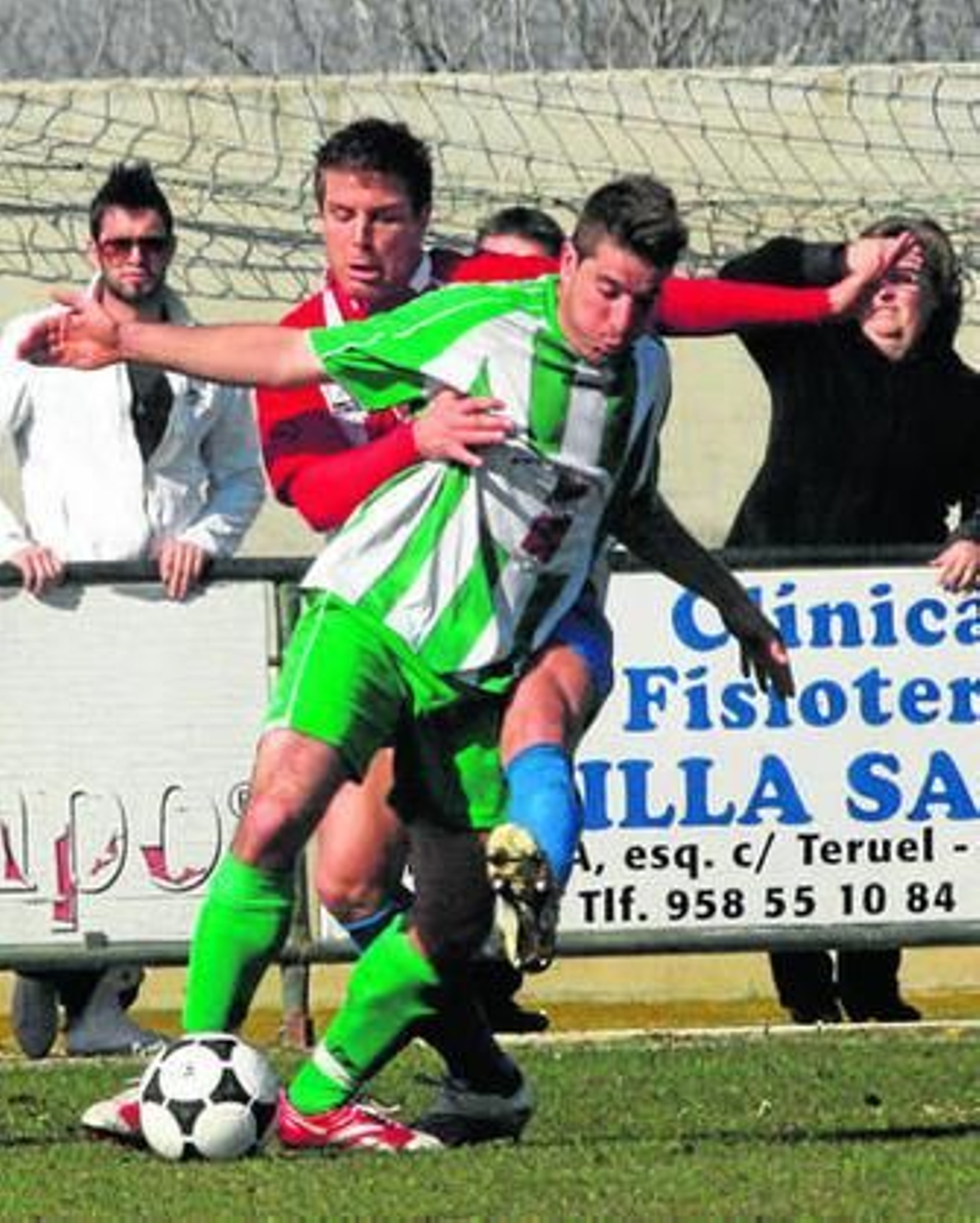 El atarfeño Richard trata de deshacerse del armillero Manu.