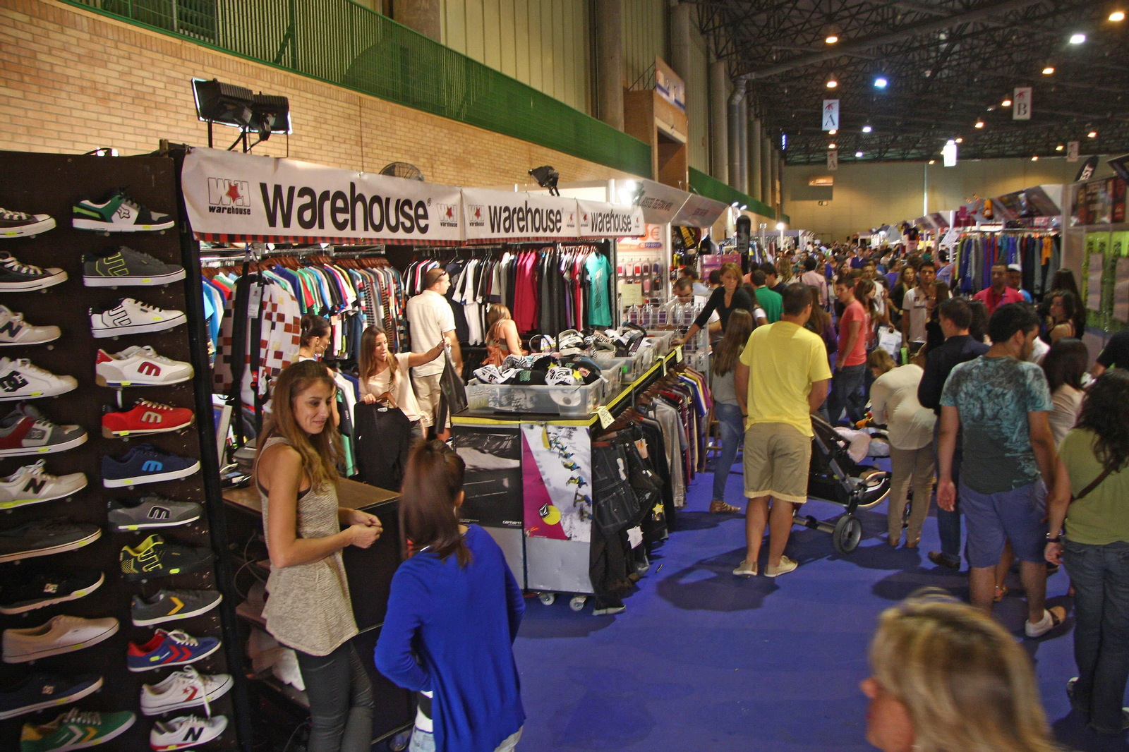 Expositor de prendas deportivas en una feria celebrada en Fibes.