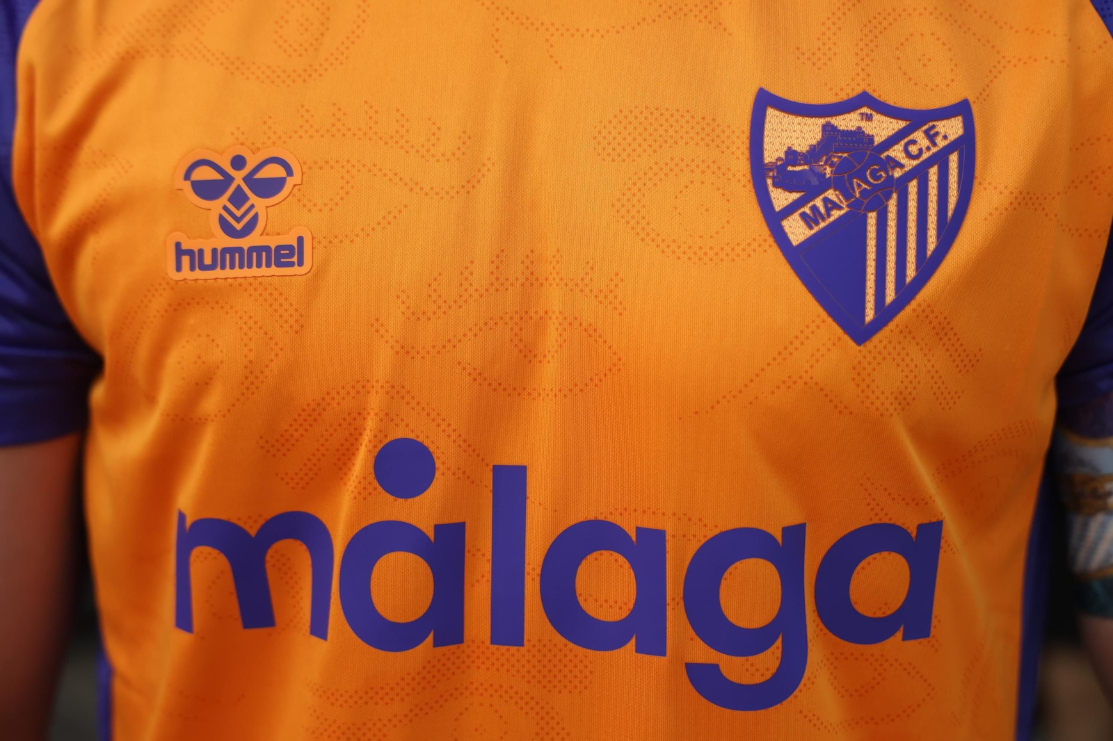 Naranja, morado y el ojo fenicio: la tercera camiseta del Málaga CF 2025/26