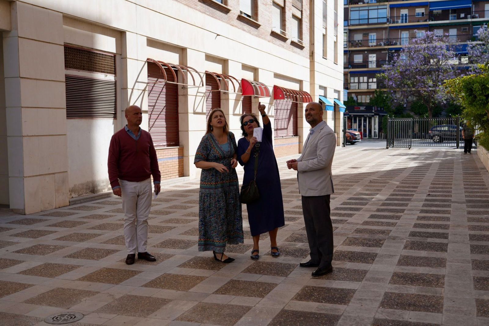 Los vecinos detallan los locales comerciales que pasarán a alojamiento turístico.