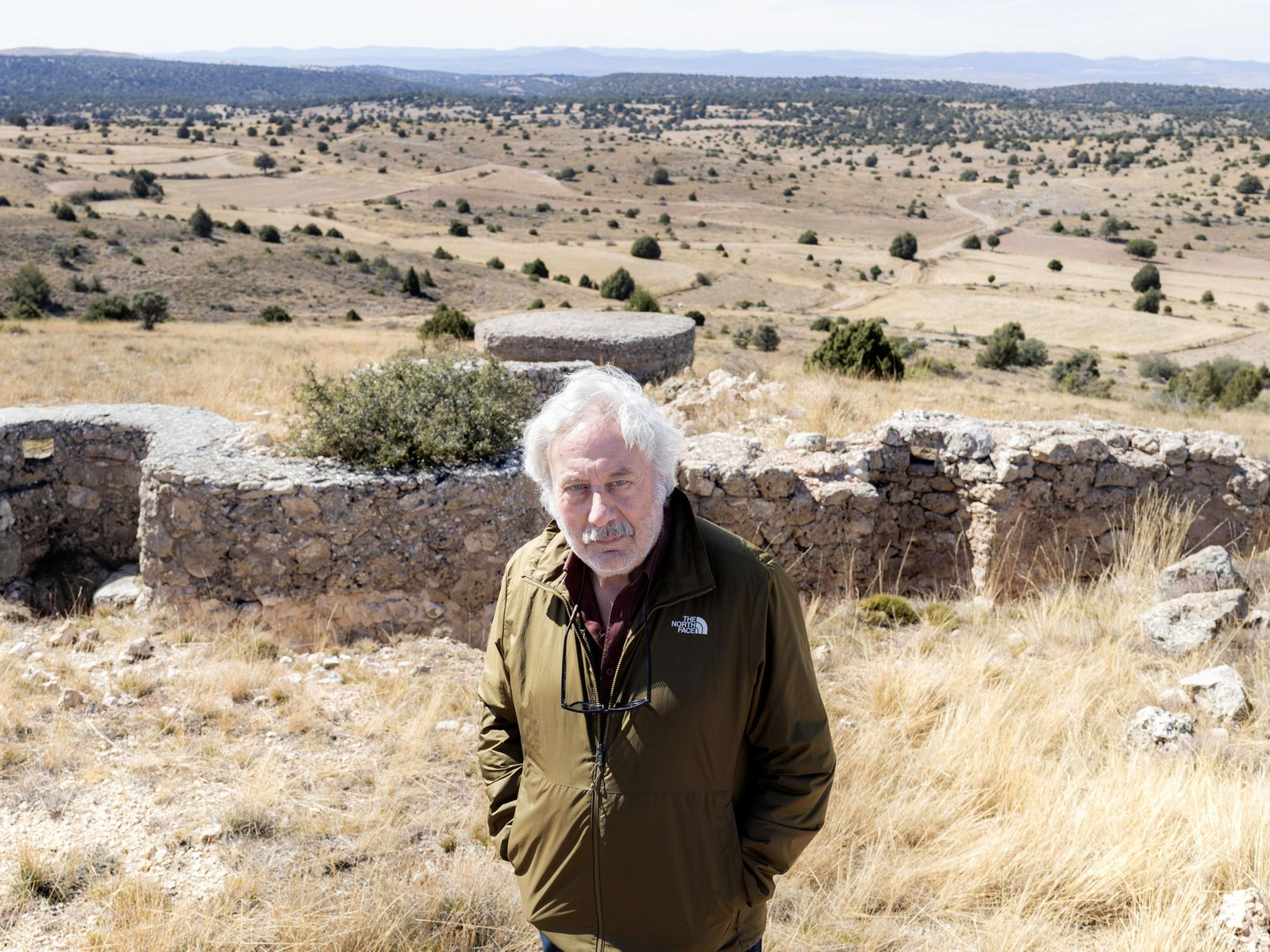 Julio Llamazares, en Teruel, durante un viaje promocional de 'El viaje de mi padre'.