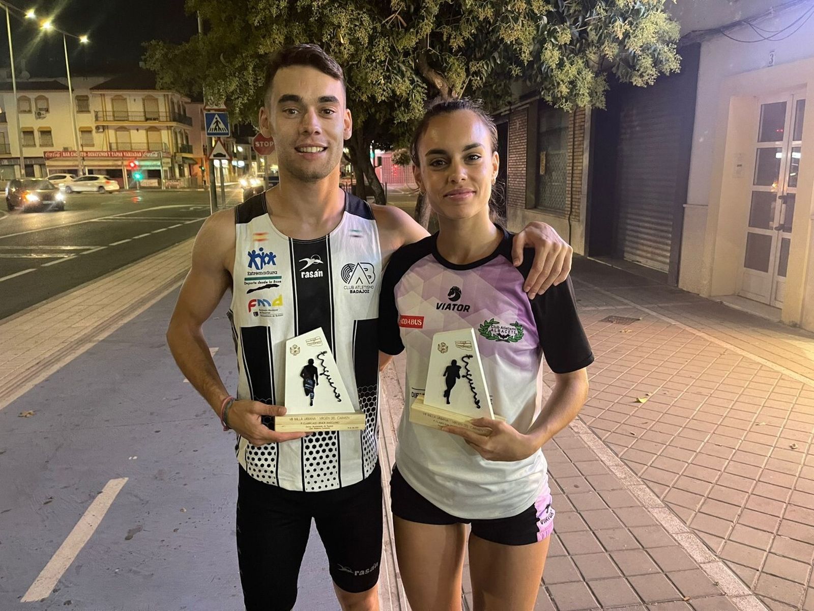 Moisés Antonete y Nuria Roldán, con sus trofeos al acabar la prueba.
