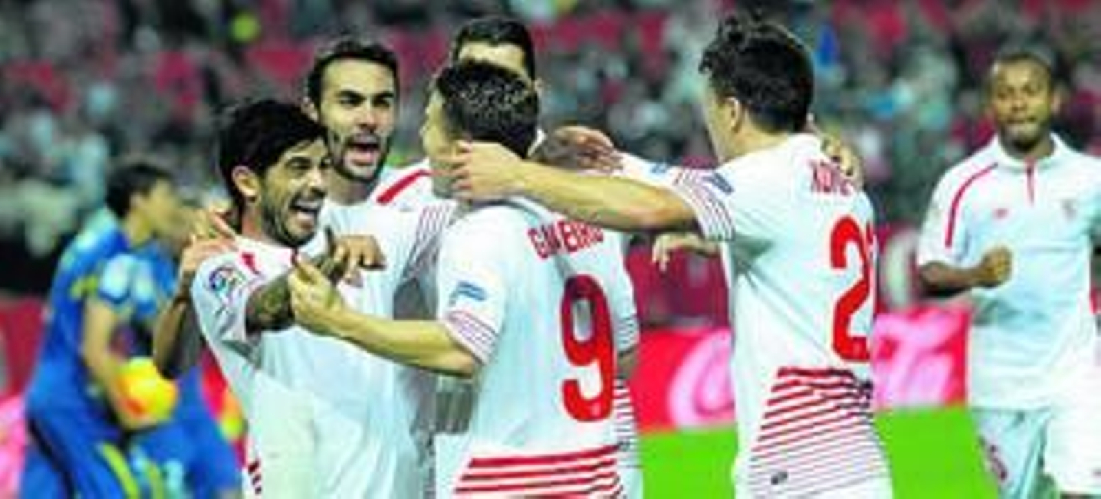 Banega, Iborra, Vitolo y Konoplyanka abrazan a Gameiro en uno de los goles del francés al Getafe.