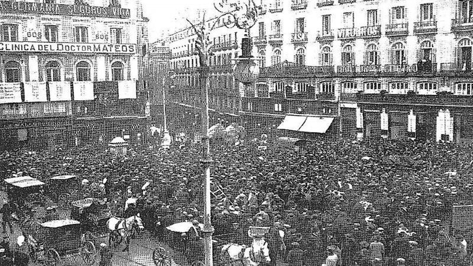 Vista de la Puerta del Sol (Madrid, España) durante la celebración del sorteo de la Lotería de Navidad probablemente el 22 de diciembre de 1910
